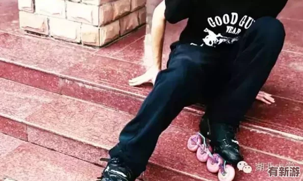 男生和女生拆拆很痛的輪滑鞋！某知名明星被曝光在街頭上摔倒