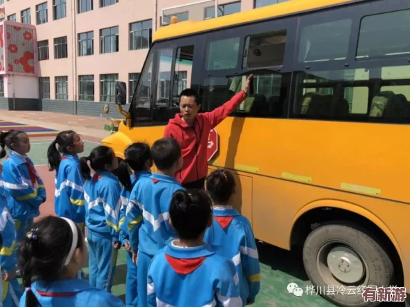 幼兒園的老師們振宇校車-積極組織孩子們安全出行-共同迎接快樂的學(xué)習(xí)時光與美好的成長體驗(yàn)