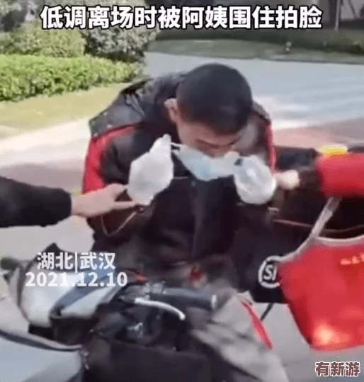 一小孩半夜喂女孩吃押巴-竟被目擊者拍下引發(fā)熱議-網(wǎng)友紛紛猜測兩人關(guān)系不簡單！