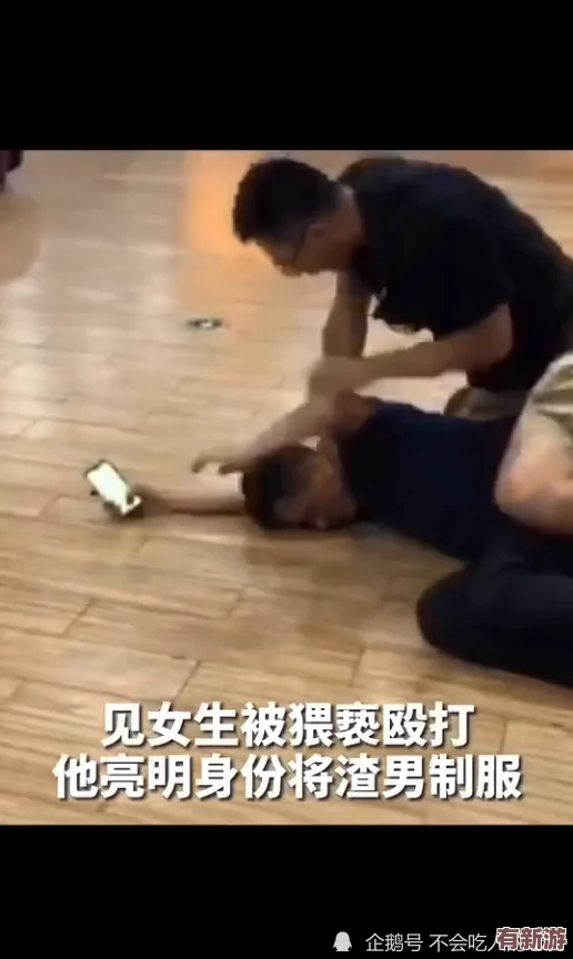 一小孩半夜喂女孩吃押巴