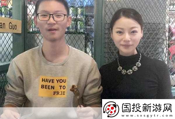 兩個(gè)媽媽陪孩子高考懷孕