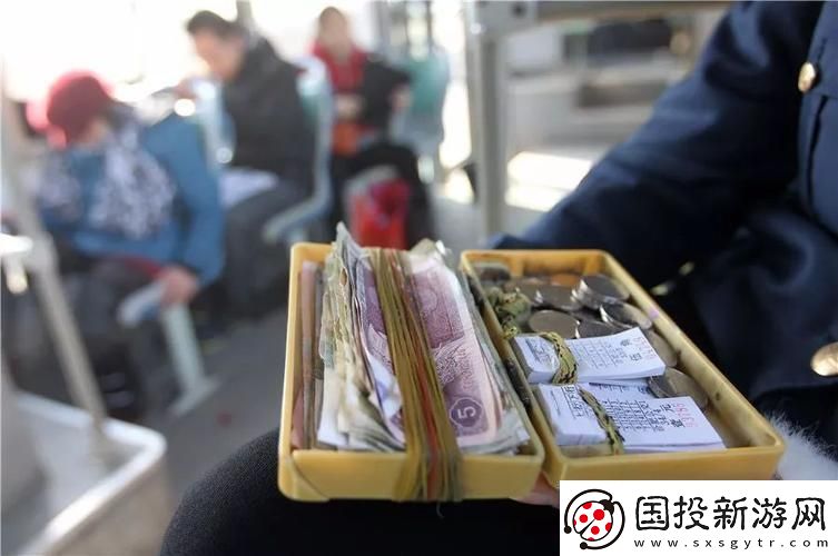 公交車上售票員用B驗票墨網(wǎng)民熱議的新焦點